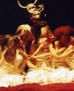 Corteo orgiastico tra veli e libri erotici per il Teatro Romano 