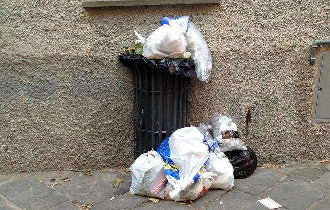 I sacchetti gettati fuori dal cestino