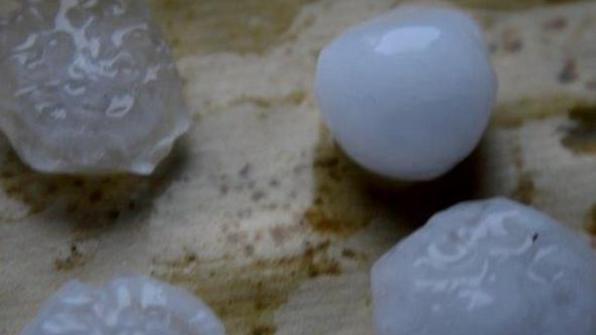 Bufera di grandine Crolla un costone accanto alle case