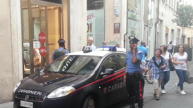Armato di roncola a caccia del rivale in pieno centro