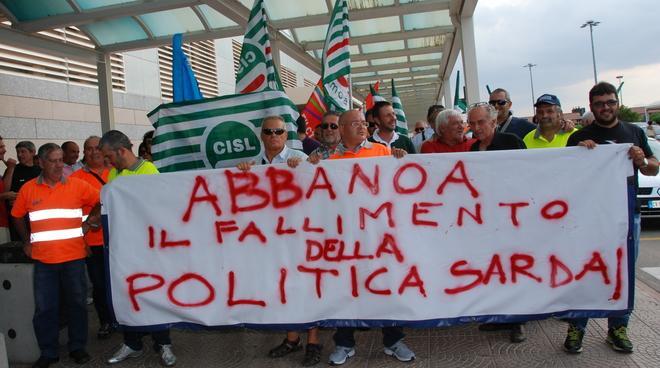 Abbanoa, niente buste paga protesta in aeroporto a Olbia 