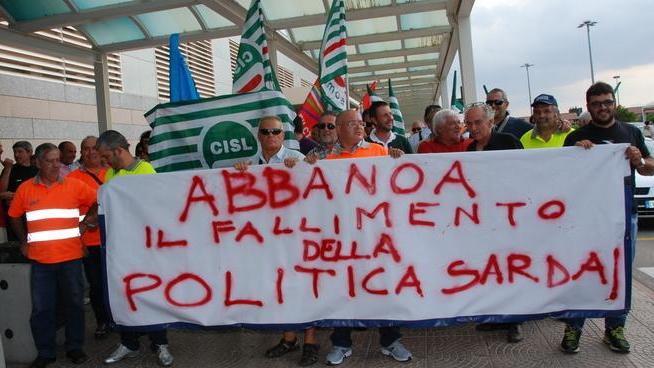 Abbanoa, niente buste paga protesta in aeroporto a Olbia 