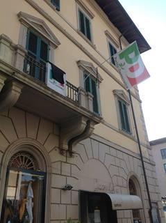 Bandiera a lutto in casa Pd per la fiducia al vice premier Alfano 