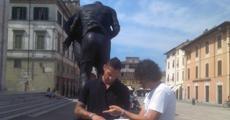 È arrivata la statua della testata di Zidane, c'è anche Materazzi