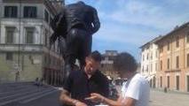 È arrivata la statua della testata di Zidane, c'è anche Materazzi