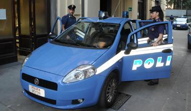 Ubriaco lancia bottiglie tra la gente 