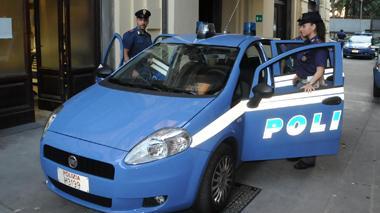 Ubriaco lancia bottiglie tra la gente