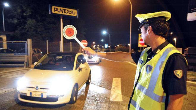 Giovane pratese guida senza patente e ubriaco, denunciato