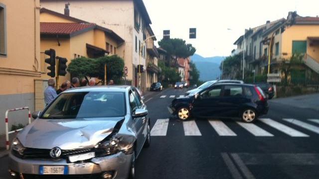 Scontro frontale in Vallata a Prato, tre auto coinvolte, cinque feriti