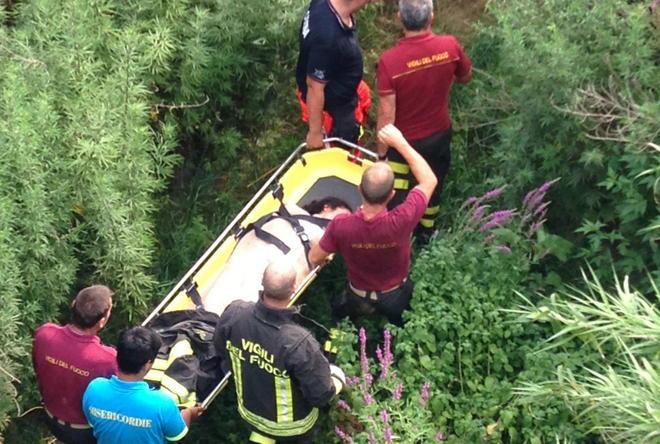 Giovane salvata lungo il fiume Arno