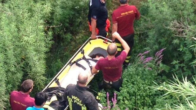 Giovane salvata lungo il fiume Arno