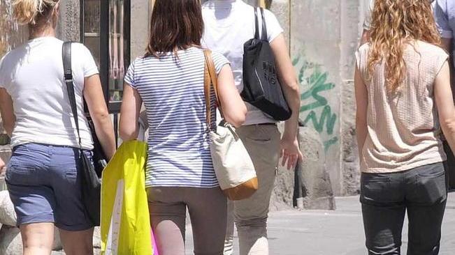La foto con le ladre come souvenir per la turista svedese