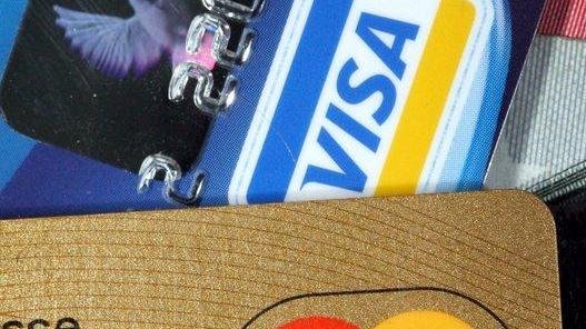 Clona carta di credito e fa spese per 550 euro