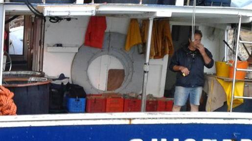 Peschereccio contro gli scogli a bordo duemila litri di gasolio