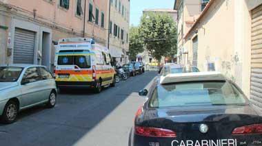 Torna a casa e trova l'amico morto