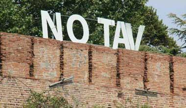 “Incipit Vita Nova” diventa “No Tav: modificata la scritta della Fortezza 