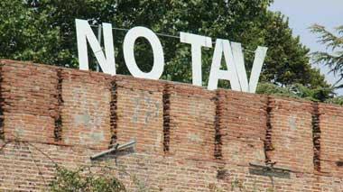 “Incipit Vita Nova” diventa “No Tav: modificata la scritta della Fortezza