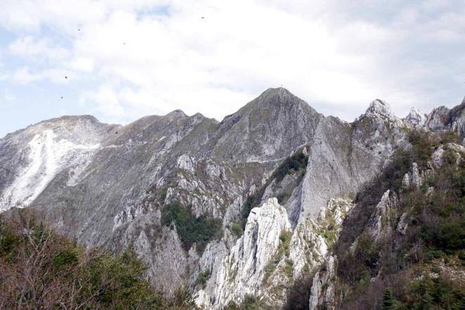 Precipita da 10 metri, paura per un alpinista sulle Apuane 
