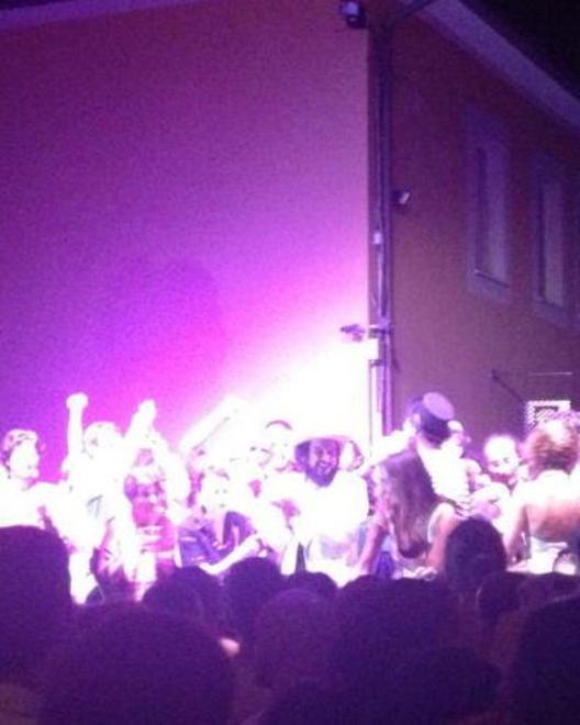 Capossela e la Banda della Posta salutano i parenti di Ponsacco 