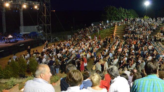 Pubblico in delirio all’anfiteatro Riccardo fa il pieno