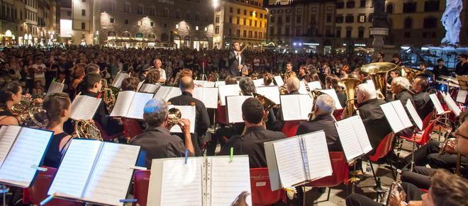Successo in piazza della Signoria per la Filarmonica di Peccioli