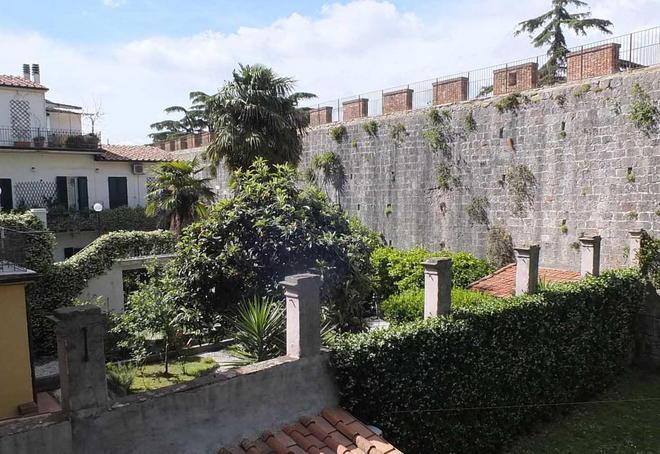 Mura antiche senza pace tra un esposto e un ricorso 