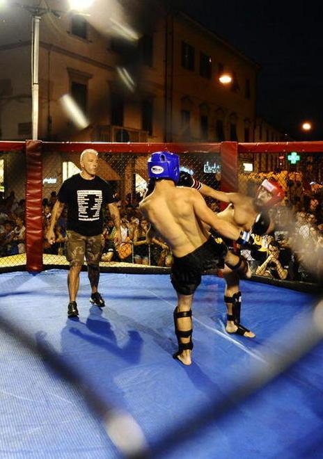 Moda, tanta musica e un ring sul corso: la movida in centro 