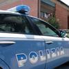 Ubriaco lancia bottiglie vuote tra i passanti: denunciato