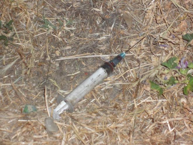 Siringa sporca di sangue sul prato del Castello dell’Imperatore 