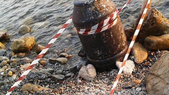 Bidone dal mare sulla spiaggia di Antignano (ma non è dell’Eurocargo)