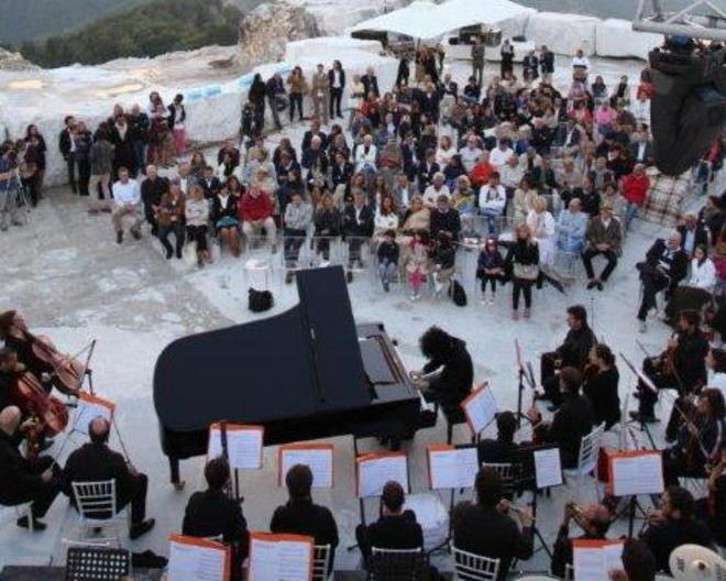 Allevi in concerto nella cava delle Cervaiole sul monte Altissimo 