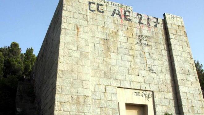 «Togliete la scritta anti-Giuliani dal monumento a Ciano»