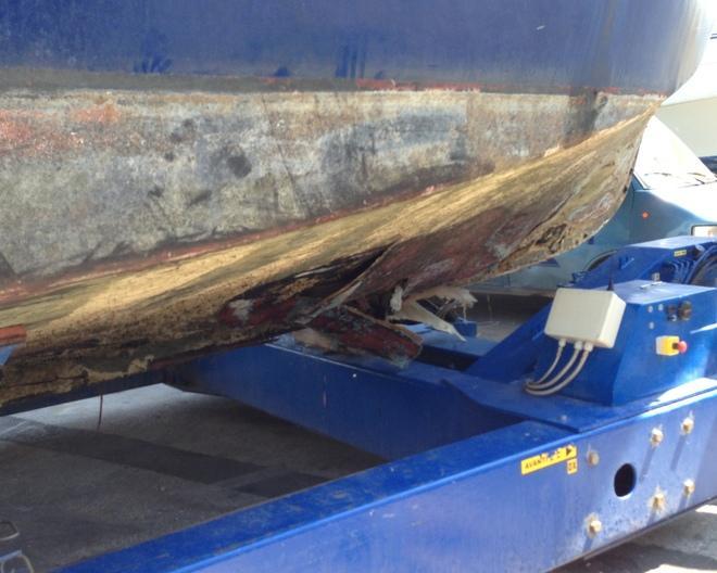 Trasferito al cantiere Lorenzoni il peschereccio finito sugli scogli di Capraia 
