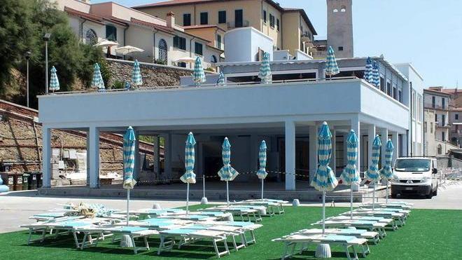 Prato sintetico, lettini e ombrelloni a Marina: polemiche