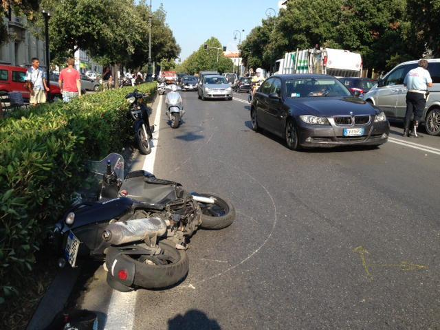 Scontro fra due scooter e un camion, tre feriti 