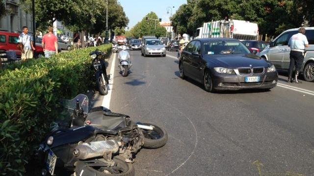 Scontro fra due scooter e un camion, tre feriti