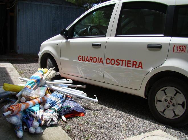 La guardia costiera alle prese con gli ombrelloni selvaggi 
