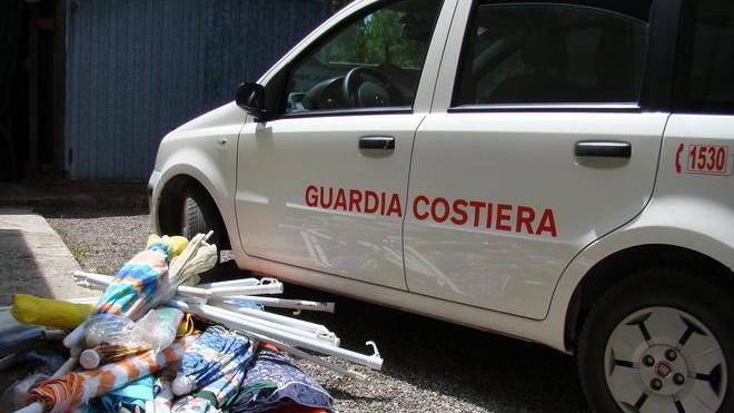 La guardia costiera alle prese con gli ombrelloni selvaggi