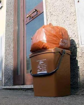 Rifiuti, arriva la raccolta porta a porta