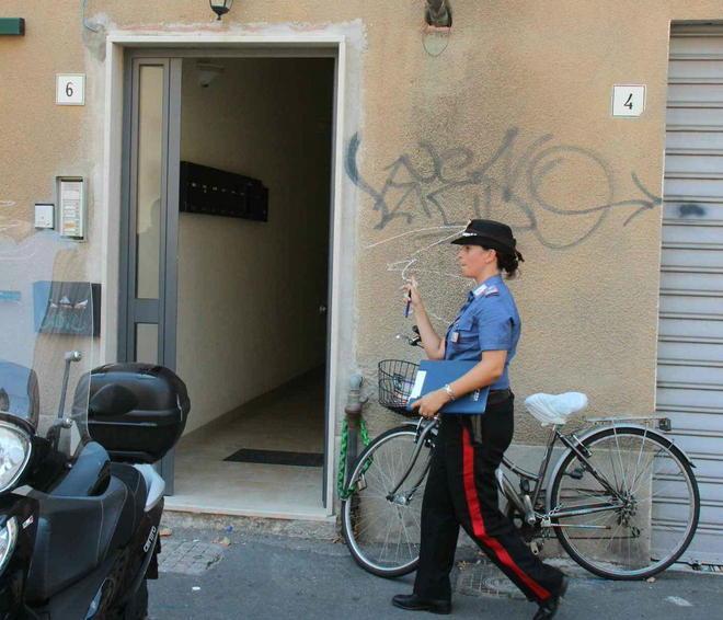 L’amico rincasa e lo trova morto in camera da letto