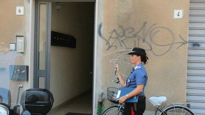 L’amico rincasa e lo trova morto in camera da letto