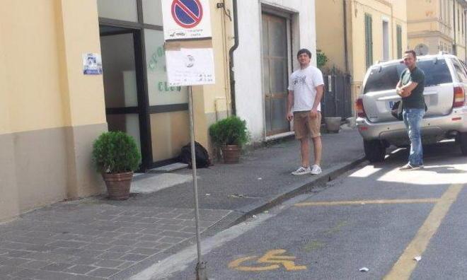 Sosta vietata nello stallo per disabili