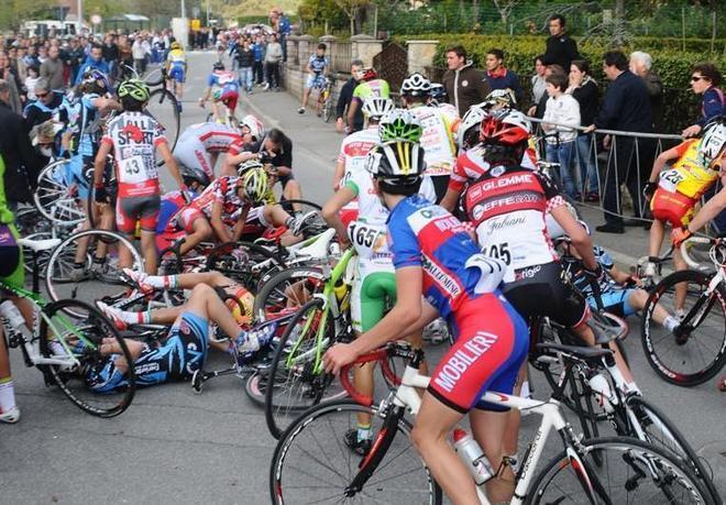 Suora attraversa la strada: maxi caduta 