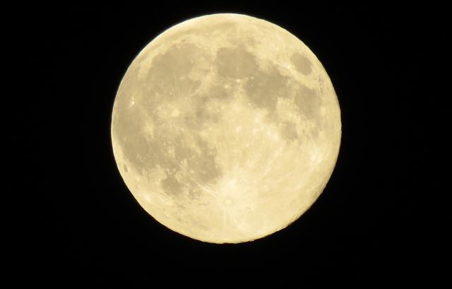 Lo spettacolo della luna piena fotografato da un lettore 