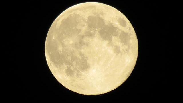 Lo spettacolo della luna piena fotografato da un lettore