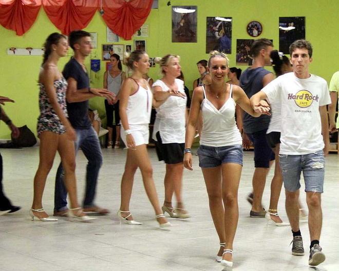 Il Ballo delle Debuttanti nel centro storico di Carrara 