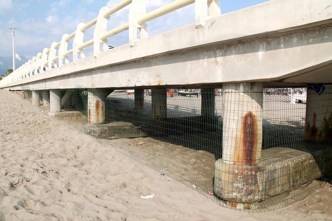 Ombra vietata ai venditori stranieri sulla spiaggia dei vip 