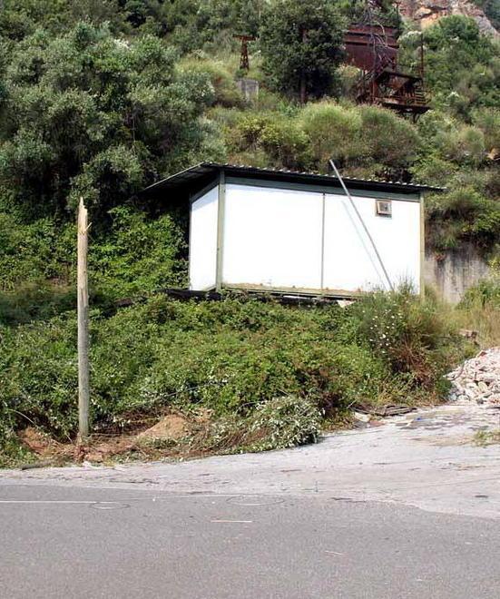 Camion strappa i cavi e fugge 