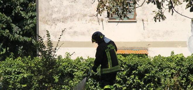 Incendio minaccia un’abitazione