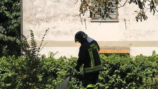 Incendio minaccia un’abitazione